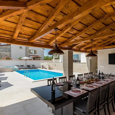 فيلة Anela *