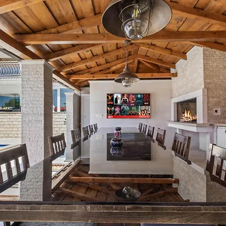 Anela Villa *
